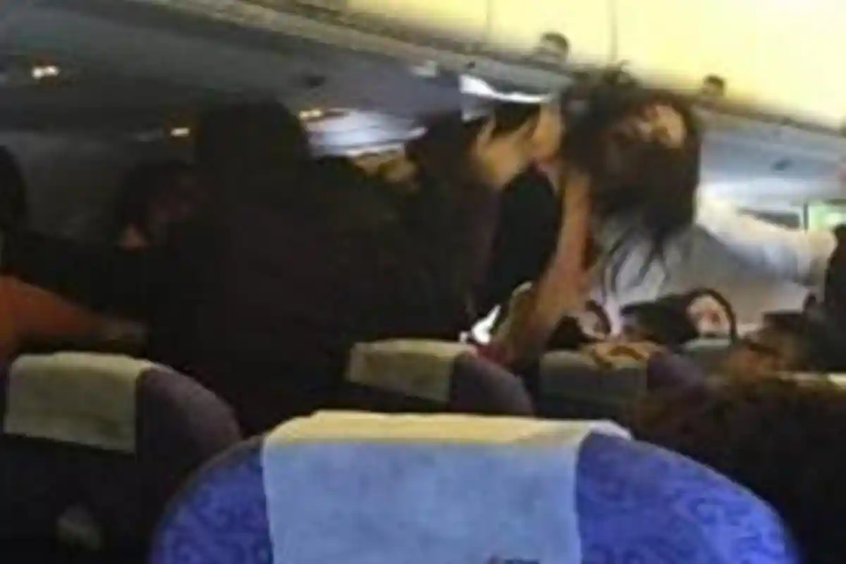 Penumpang Buka Baju dan Bikin Onar, Berkelahi di Atas Pesawat Akibatkan Maskapai Terpaksa Mendarat