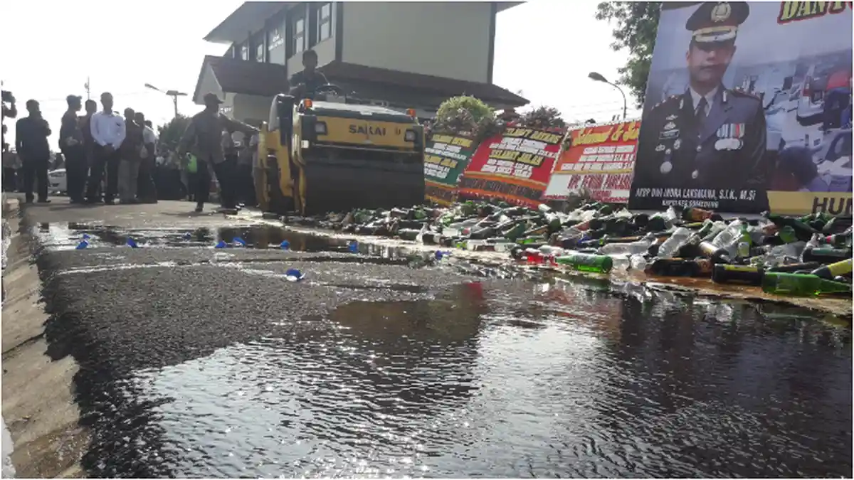 Halaman Mapolres Sumedang Jadi Lautan Alkohol, Ribuan Botol Miras Dimusnahkan