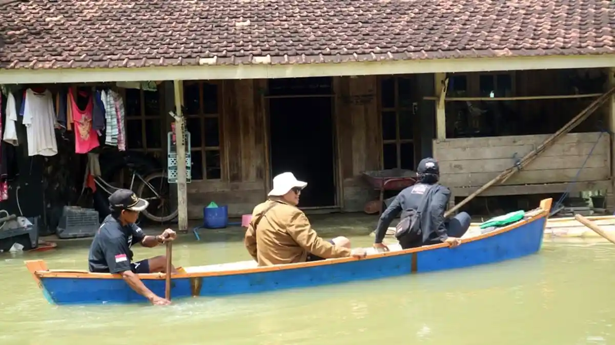 Cerita Kasturi Petugas Pantarlih di Pati, Naik Perahu Terjang Banjir Rampungkan Coklit Data Pemilih