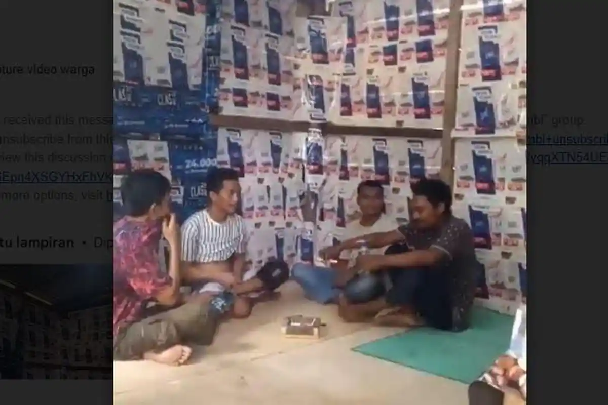 Pengguna Senyum Sambil Pegang Bong saat Basecamp Sabu Digerebek Warga di Perbatasan Kota Jambi