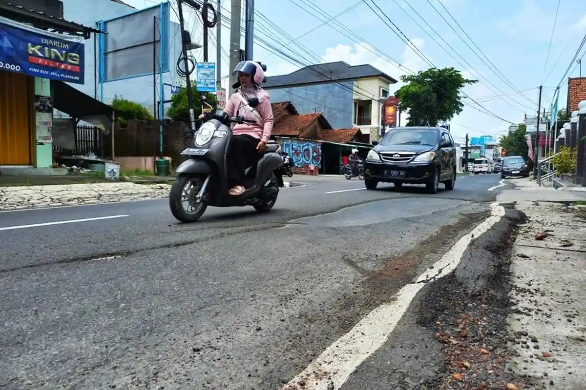 Belum Genap 6 Bulan Jalan UMK-Dersalam Kudus Sudah Rusak, Aspal Mengelupas dan Bergelombang