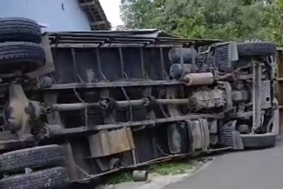 Sopir Truk Andalkan Google Maps Saat Kirim Semen, Terguling di Jalan Sempit Kumpulrejo Salatiga