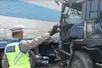 Kecelakaan-dua-truk-di-simpang-tol-Helvetia.jpg