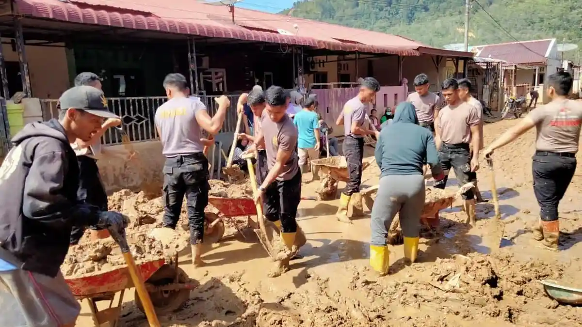 Personel Polda Sumut Bersihkan Selokan dan Lingkungan Warga di Tapanuli Tengah