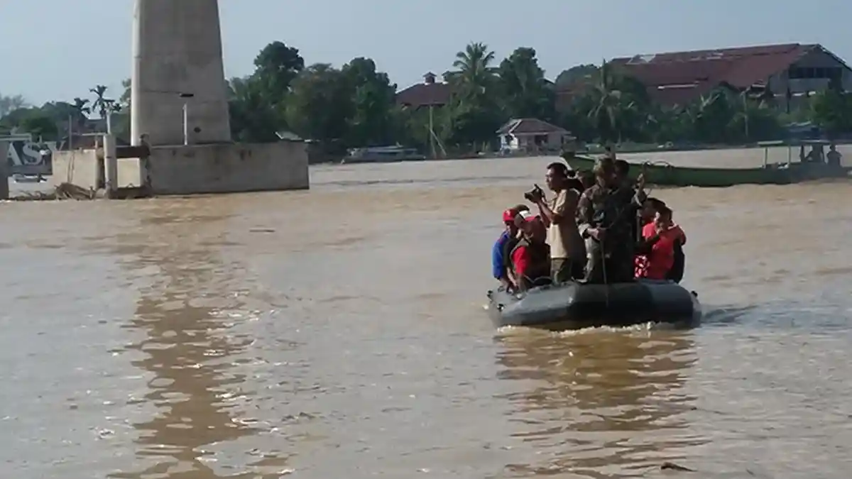 Perahu Karet Danrem Garuda Putih Nyaris Tenggelam di Sungai Batanghari