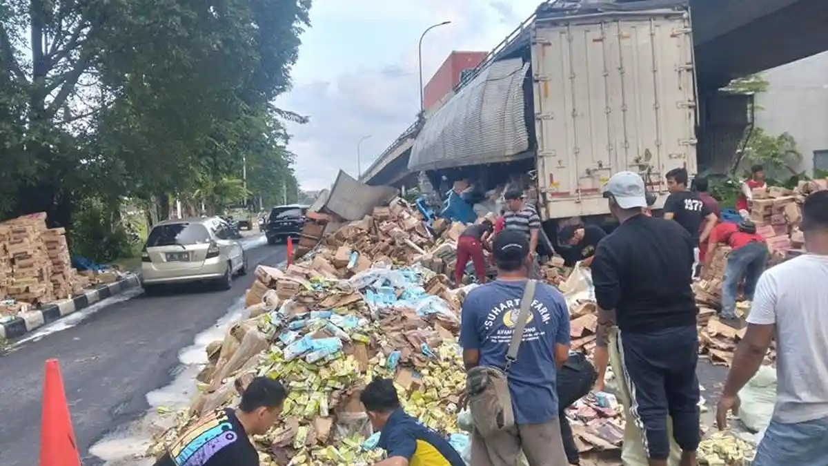 Truk Susu Ultra Milk Terguling Saat Hindari Sepeda Motor Yang Berhenti Mendadak