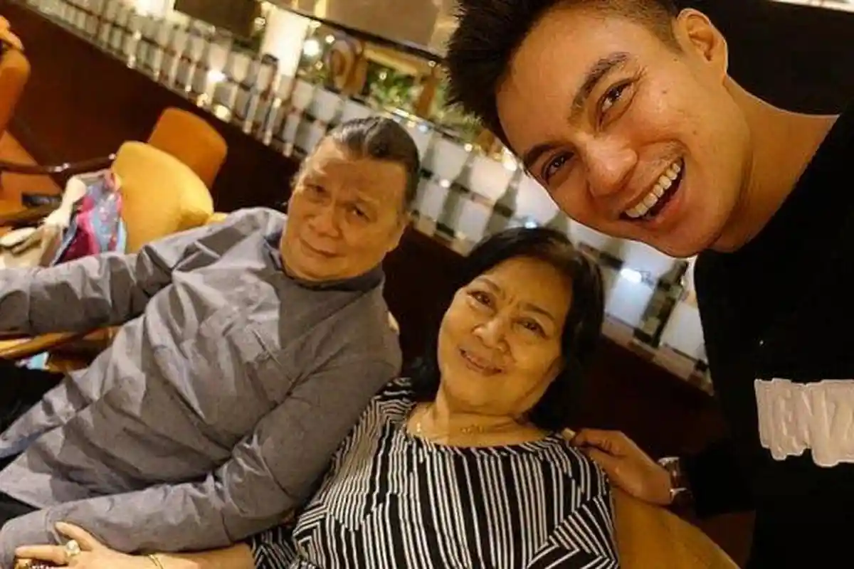 Potret Baim Wong yang Tampak Tegar Dampingi Jenazah sang Ibunda: Minta Doanya Ya