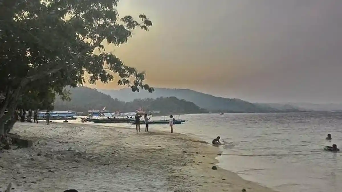 Polisi Atur Lalu Lintas Menuju Pantai Mutun di Pesawaran - pantai-mutun_20151231_140244.jpg