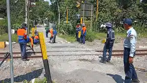 petugas-PT-KAI-Daop-7-Madiun-melakukan-normalisasi-dua-titik-perlintasan-sebidang.jpg