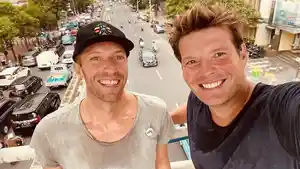 Jelang-Konser-Coldplay-Terlihat-Chris-Martin-dan-Phil-Harvey-Tengah-Santai-Jogging-di-Jakarta.jpg