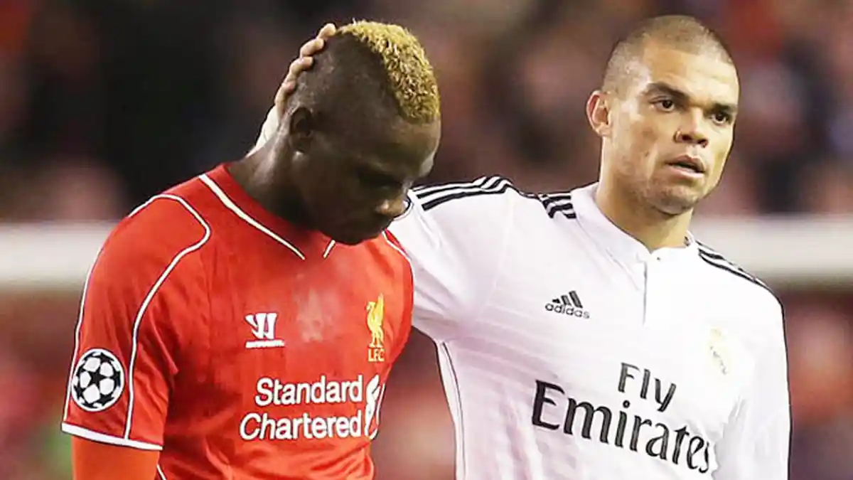 Mario Balotelli Bertukar Baju Dengan Pepe di Akhir Babak Pertama, Liverpudlian: Memalukan!