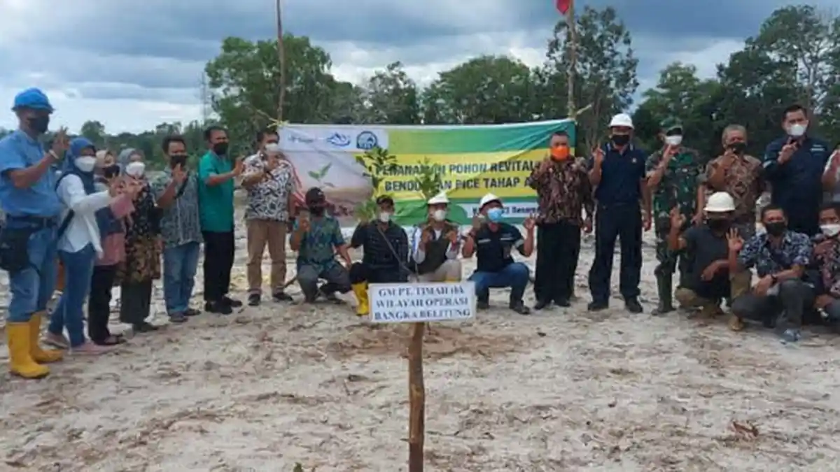 Revitalisasi Kawasan Bendungan Pice, PT Timah Tanam Pohon Buah-buahan