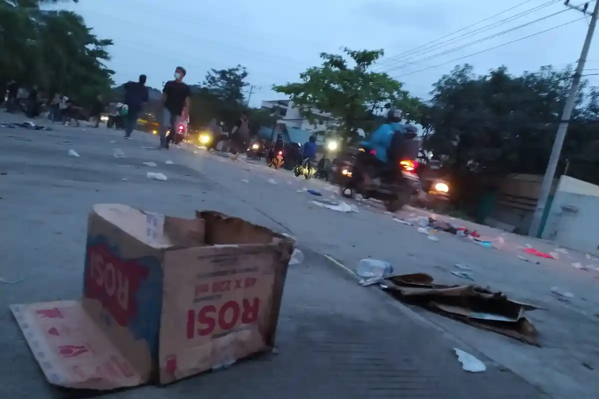 Usai Demonstrasi Tolak UU Cipta Kerja Sampah Berserakan jadi Pemandangan di Depan Kantor DPRD Kaltim