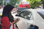 Petugas-melayani-pedenjadi-Rp17000-per-liter.jpg