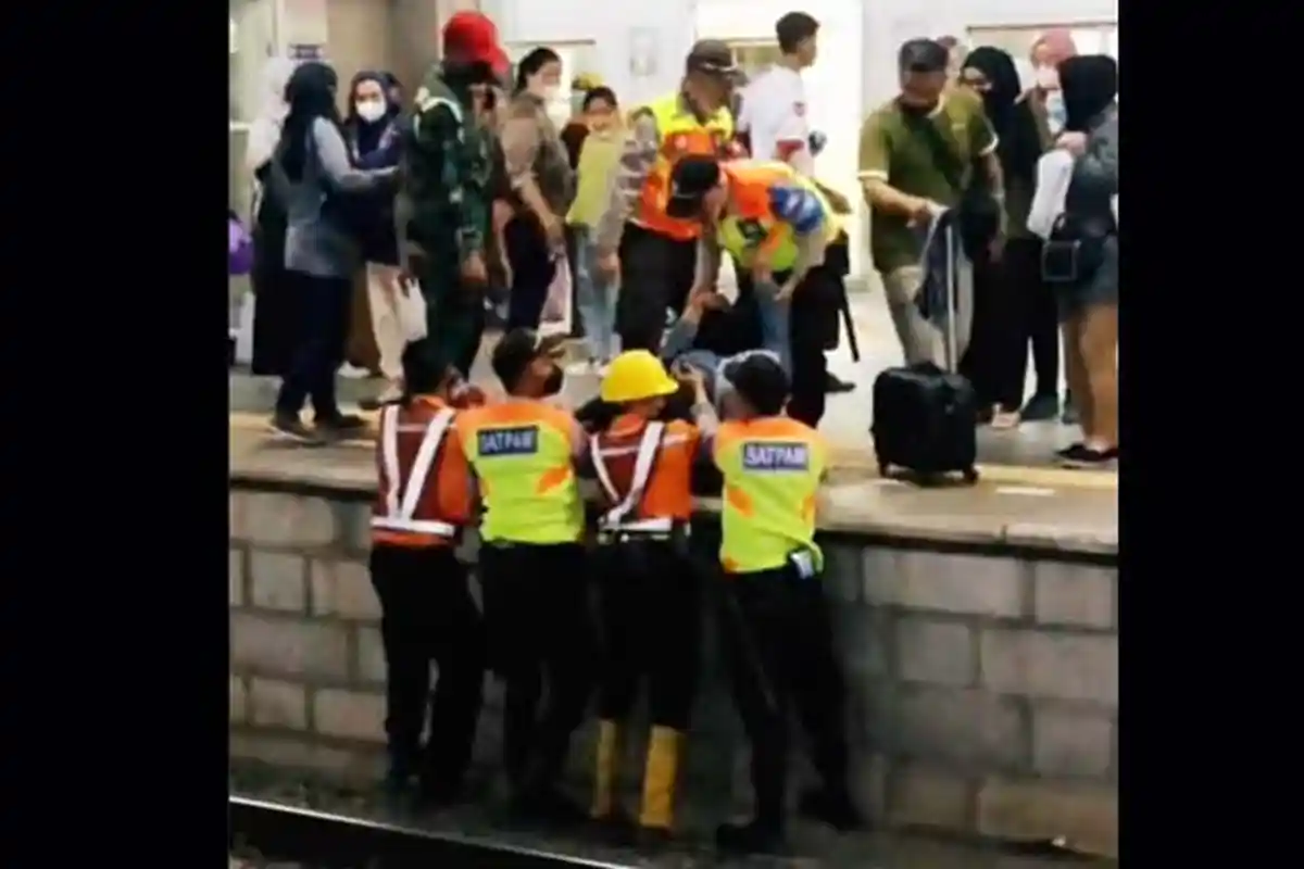 Viral di Medsos, Perempuan Jatuh ke Celah Antara Peron 6 dan Kereta di Stasiun Manggarai