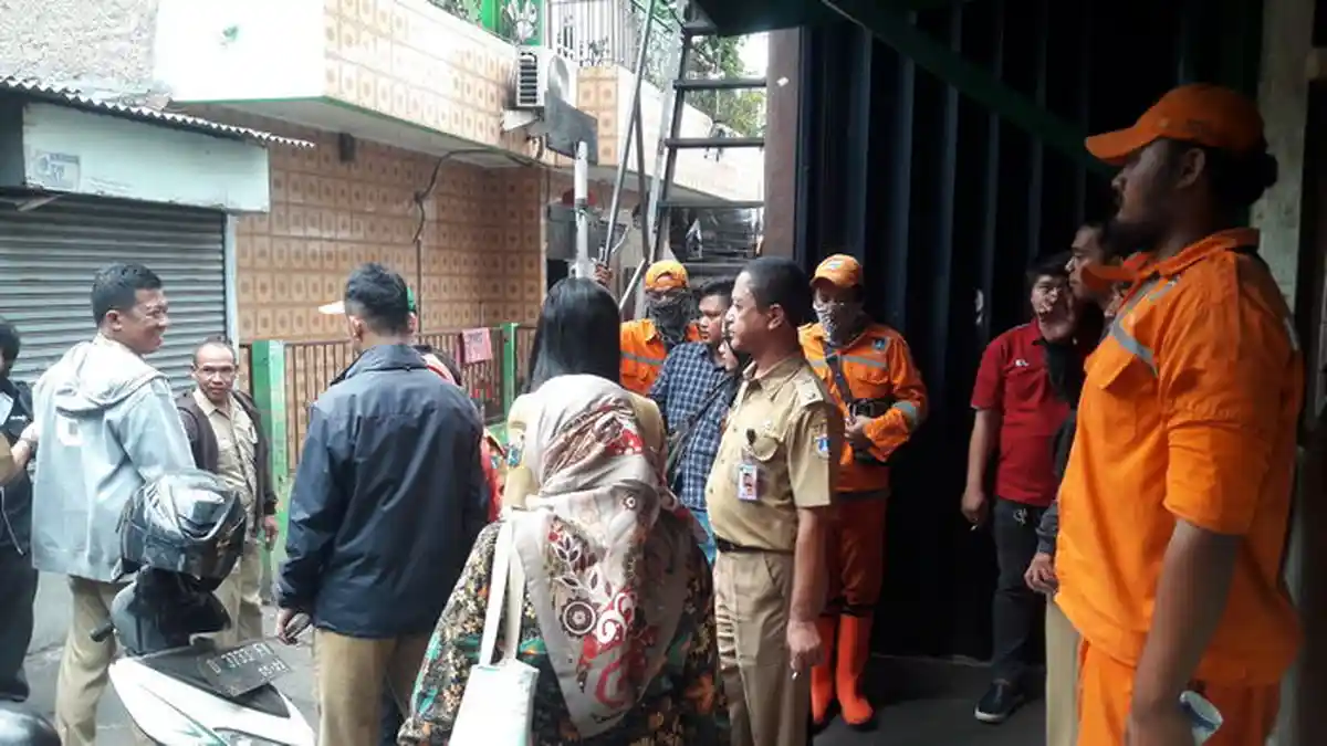 VIDEO: Tak Punya Septic Tank, Warga Tanjung Duren Buang Tinja ke Kali