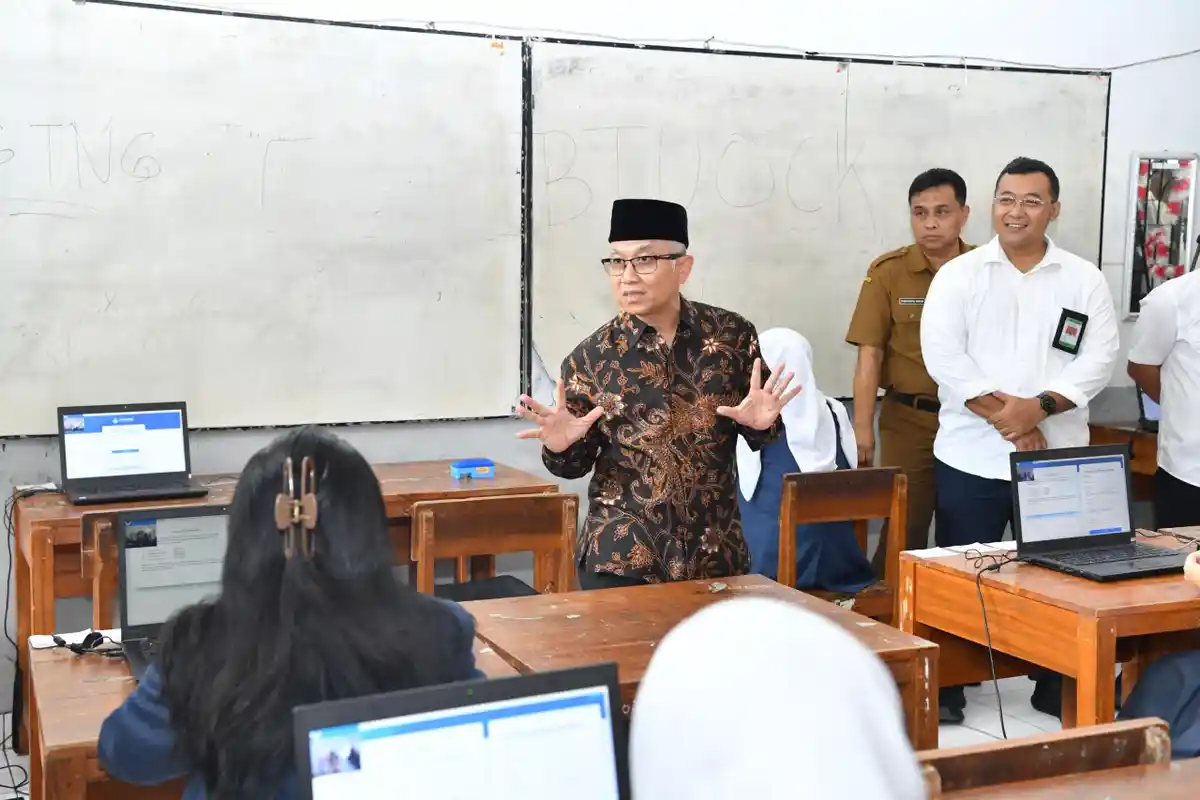 Hari Pertama TKA di Bandung, Wamen Atip Lakukan Peninjauan di Dua Sekolah