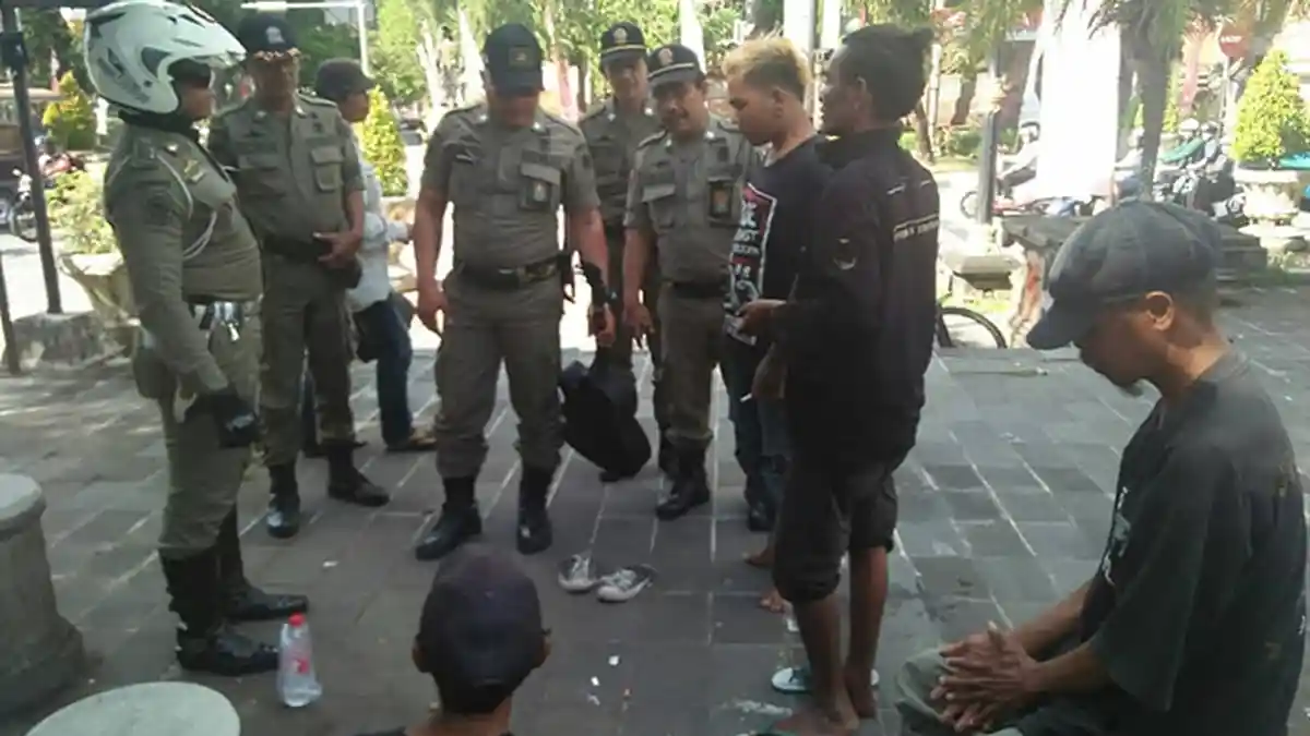 Tenggak Miras di Areal Catur Muka, 3 Pengamen Diamankan Satpol PP