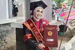 Putriani-Bua-wisudawati-asal-Bunta-Sulawesi-Tengah.jpg