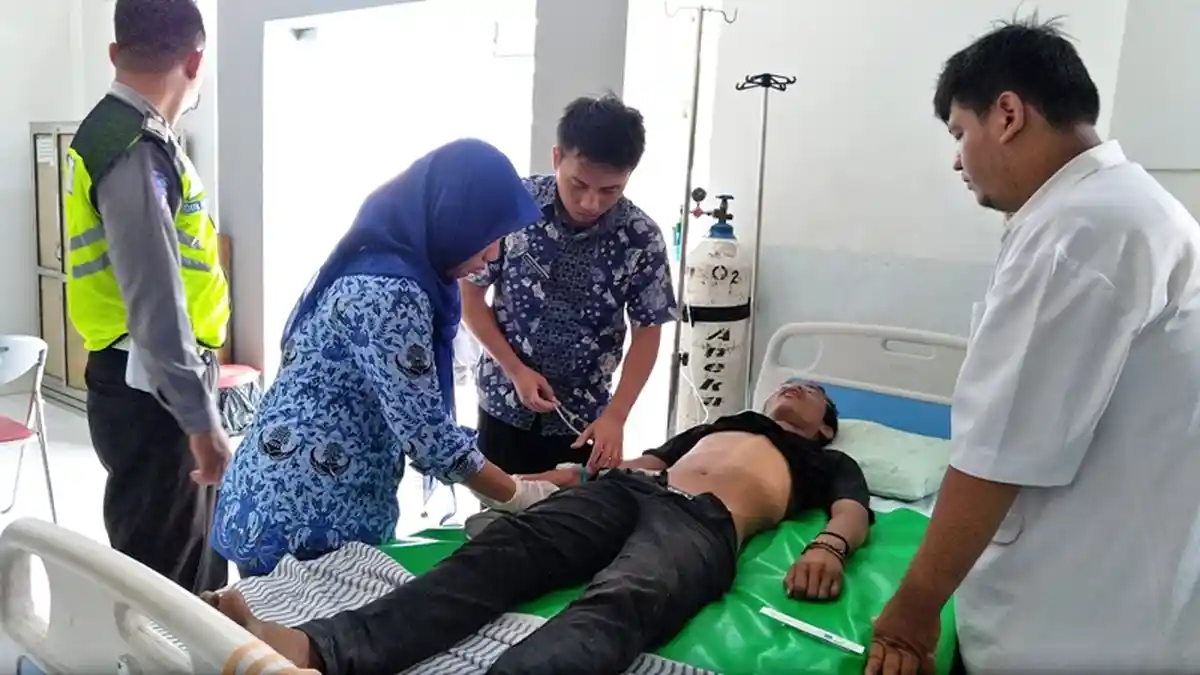 Hadang Truk yang Tengah Melaju bahkan Ada yang Sambil Tiduran, Gerombolan Remaja Tertabrak