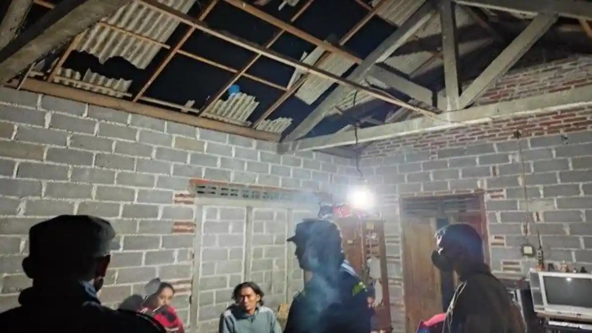 Tim Jihandak Polda Jatim Sisir TKP Ledakan Blitar, Petugas Periksa Reruntuhan Rumah Darman