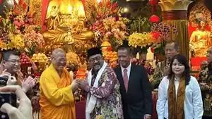Wakil-Gubernur-DKI-Jakarta-Rano-Karno-saat-menghadiri-perayaan-Hari-Raya-Tri-Suci-Waisak.jpg