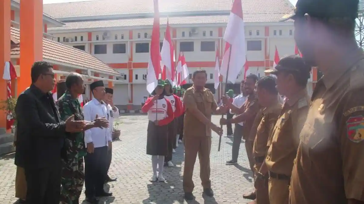 Mohammad Lahay Bagikan Bendera Merah Putih untuk Warga Ampana Kota dan Ratolindo