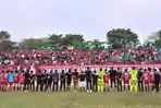 Pemain-dan-official-Persijap-Jepara-menghampiri-tribun-Banaspati.jpg