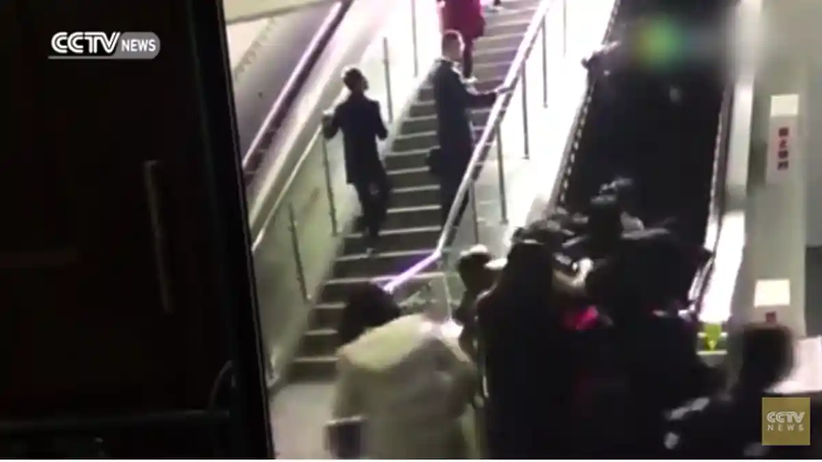 VIDEO- Eskalator Tiba-tiba Melorot, Puluhan Orang Roboh Bertindihan