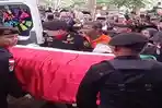 Keranda Dibalut Bendera Merah Putih, Jenazah Alex Noerdin Disambut Ribuan Pelayat di TPU Kebun Bunga