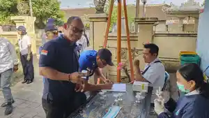 Pejabat-hingga-staf-Damkar-Buleleng-saat-melakukan-tes-urine.jpg
