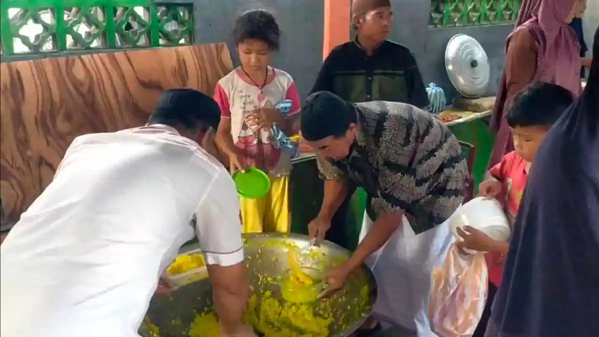 Ramadan 1447 H di Lingga, Pengurus Masjid Al-A'laa Bukit Kapitan Masak Bubur untuk Warga