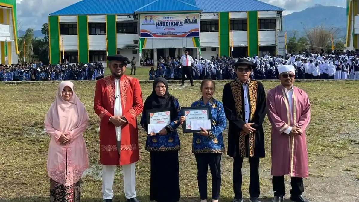 Pemkab Halmahera Selatan Beri Penghargaan untuk 2 Guru Berdedikasi di Hardiknas 2026