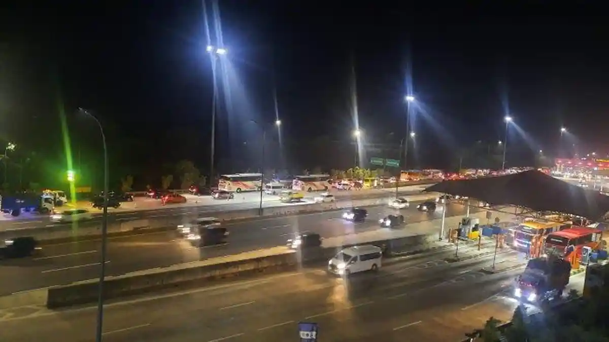 Kondisi Terkini Tol Cikampek : Macet Parah Setelah Dilakukan Contra Flow Malam Ini