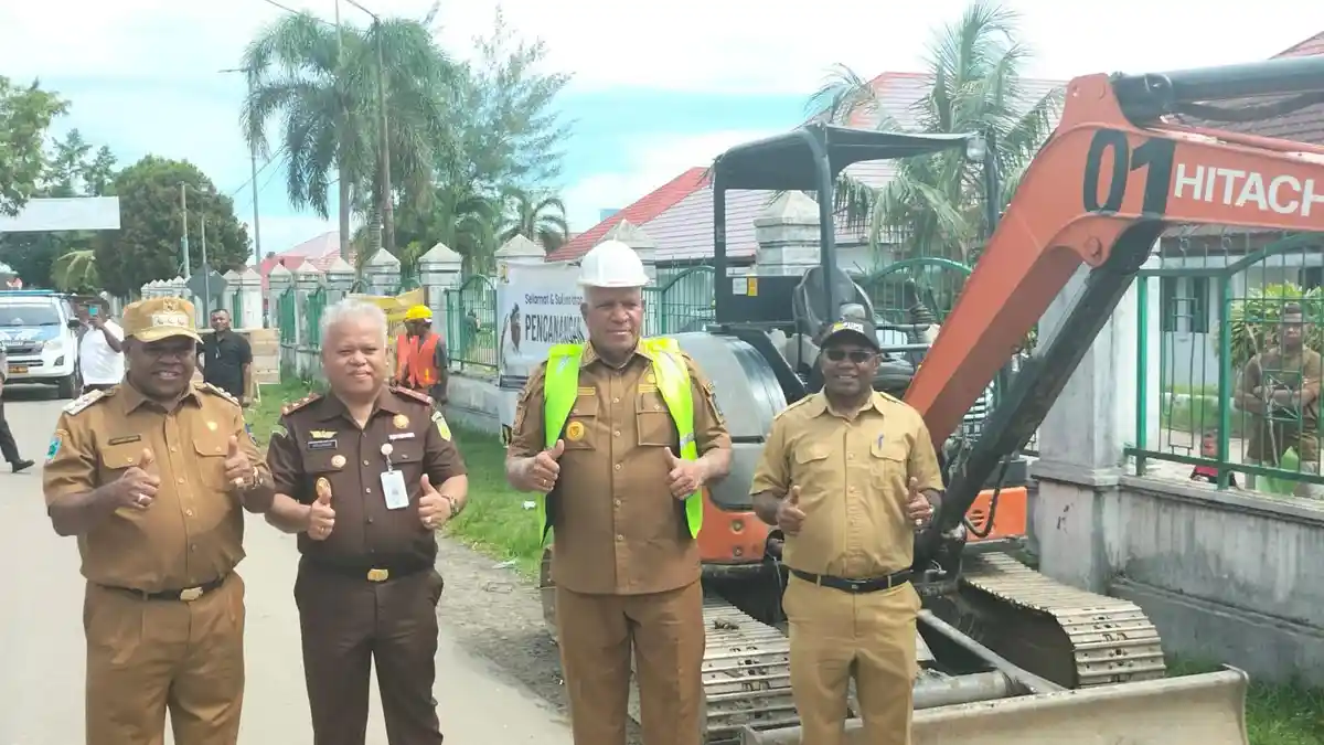 Pelebaran Jalan Pasir Putih Manokwari, Yohanis Momot Jamin Kualitas Aspal HRS-WC