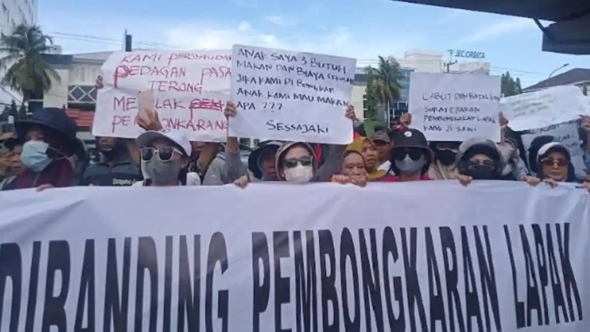 Breaking News: Ratusan Pedagang Pasar Terong Geruduk Kantor DPRD Makassar