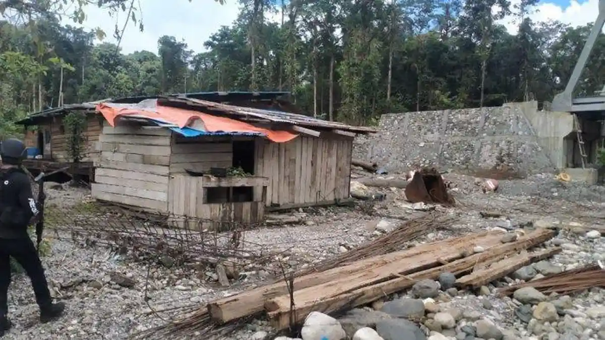 Proses Evakuasi Pekerja PT Indo Papua Diwarnai Kontak Tembak, 3 Polisi Luka