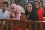 Sharon Senduk Hadiri Sidang Eza Gionino
