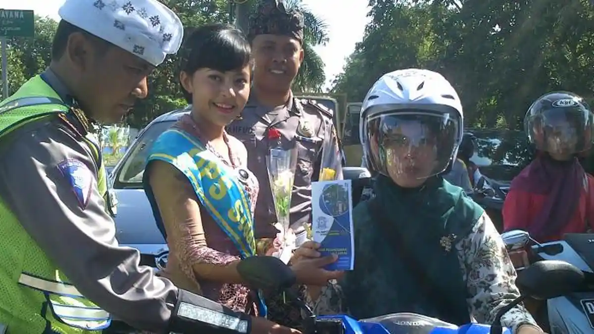 Polwan Berkebaya Atur Lalu Lintas di Mataram