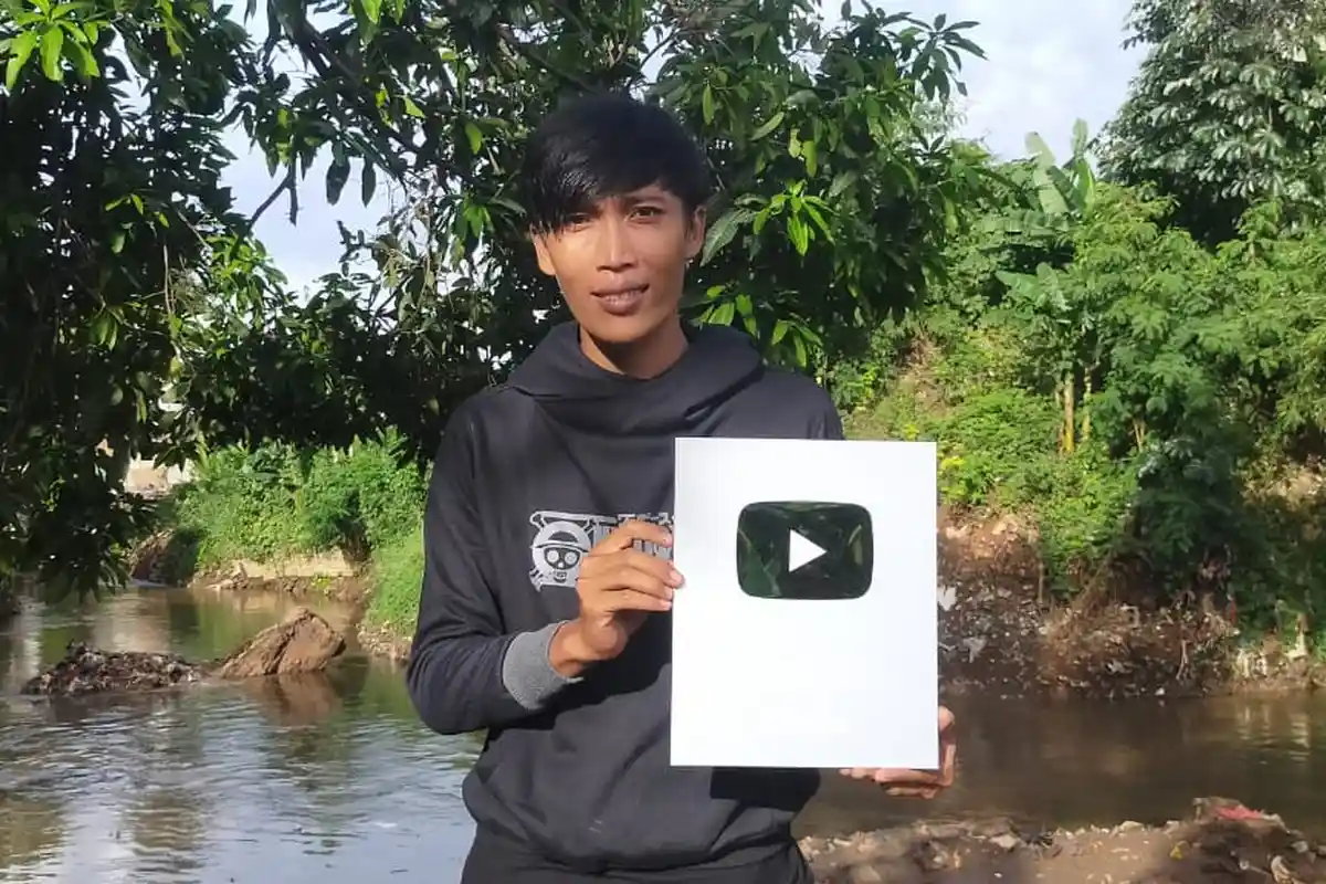 Punya 101 Ribu Subscribers, Awan PPSU Pondok Labu yang Nikahi Bule Sudah Dapat Silver Play Button