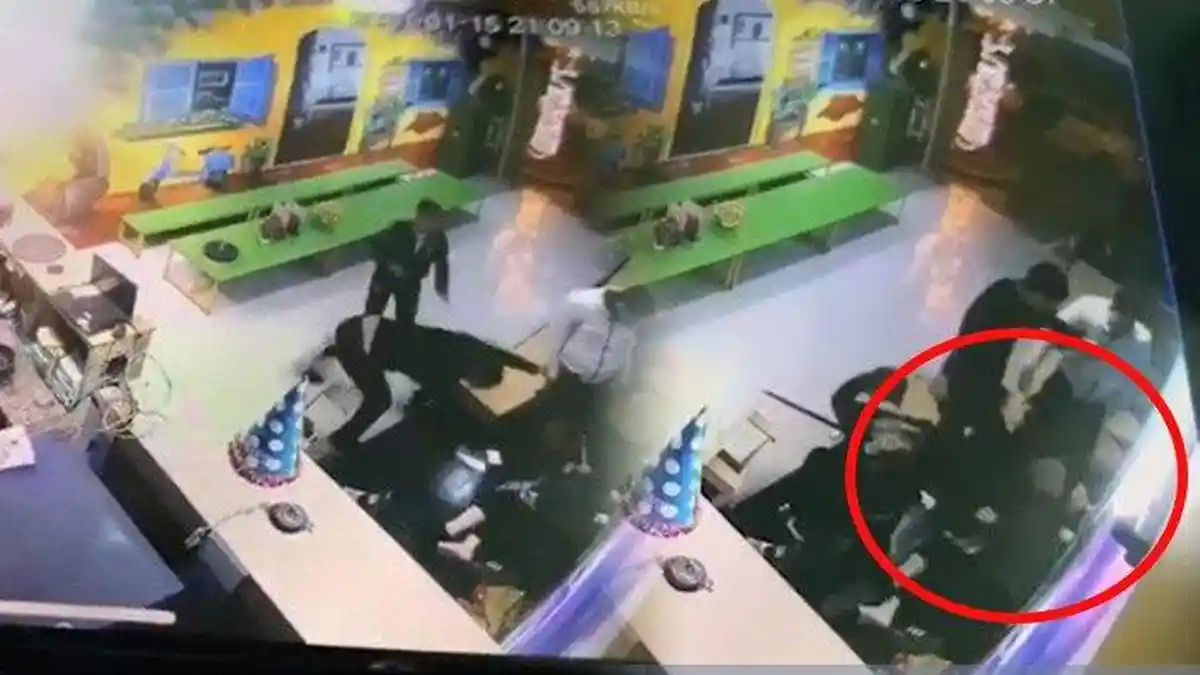 Sambil Gendong Anak Ibu Muda Dipukul dan Ditendang Dua Pria Tidak Dikenal Secara Brutal