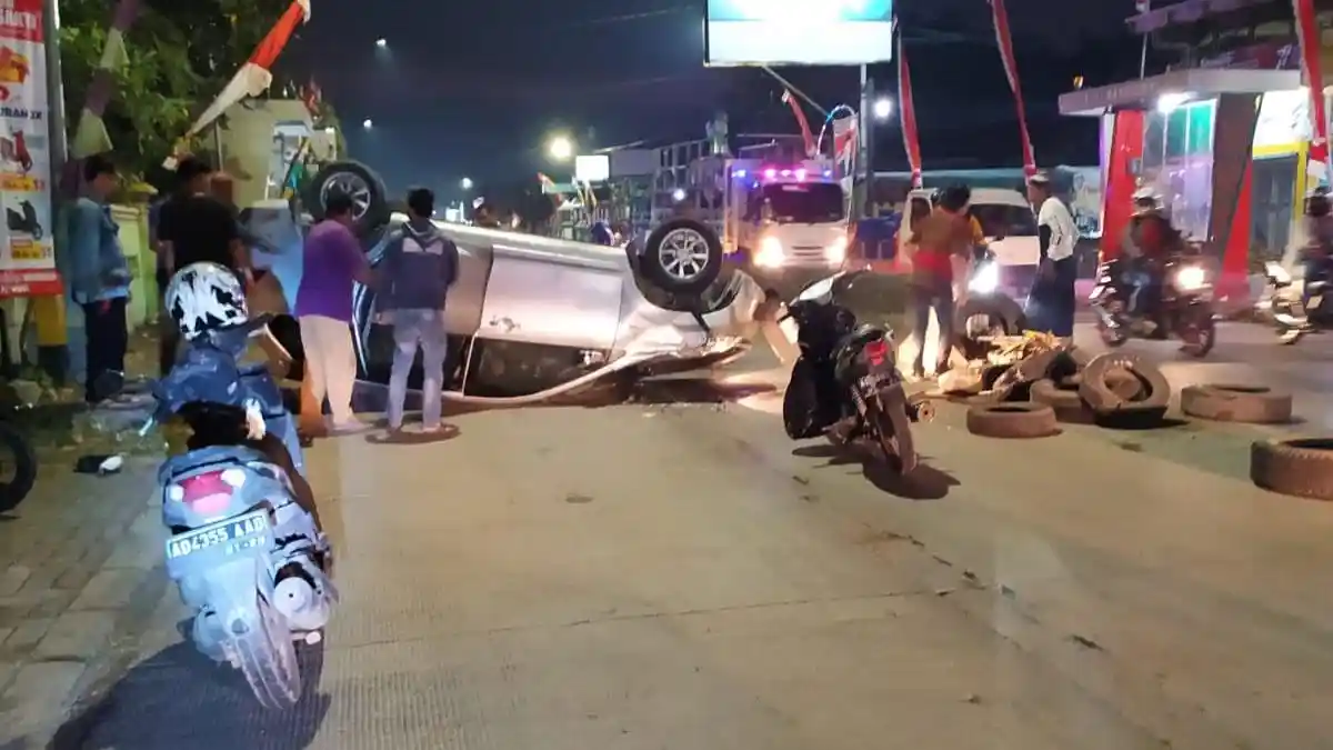 Kecelakaan Mobil Terbalik di Demak, Sopir Terjepit dan Perempuan Terlempar 5 Meter