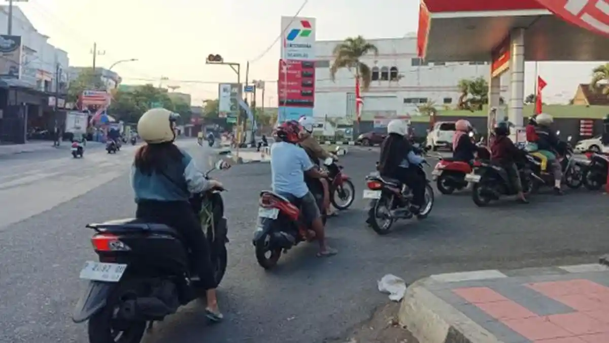 Antrean Panjang BBM Pertalite di 3 SPBU Kabupaten Jember, Pertamina Beri Penjelasan