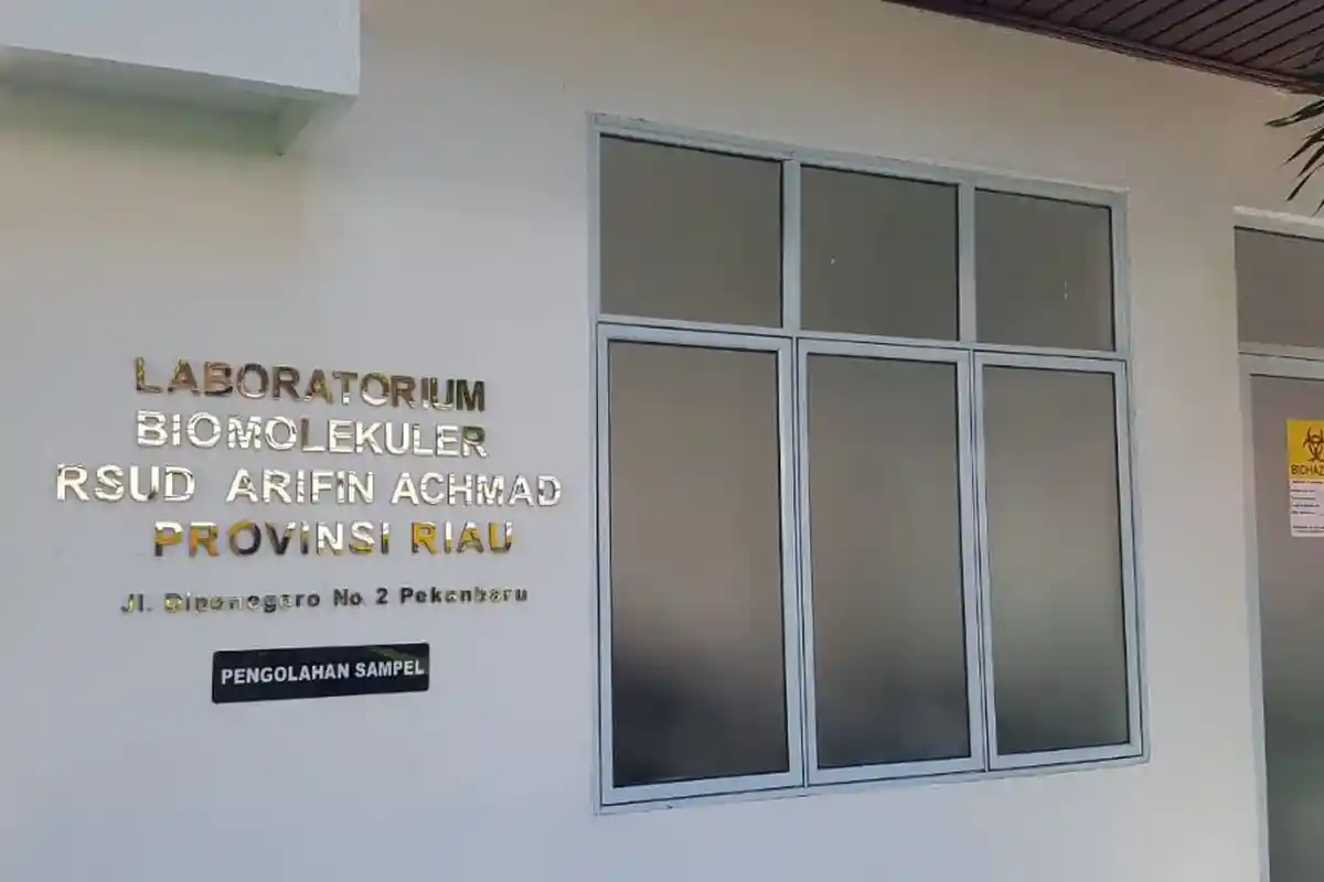 Dapat Tambahan Alat Baru, Labor Biomolekuler RSUD Arifin Achmad Bisa Uji 1.000 Sampel Per Hari