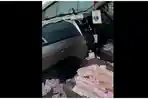 sebuah-mobil-yang-ditumpangi-pendukung-paslon-dipenuhi-uang-recehan-senilai-rp-100000.jpg