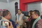 Menteri-Koperasi-RI-Ferry-Juliantono-ketika-melihat-sejumlah-produk.jpg
