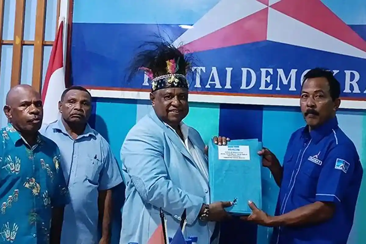 Jevries Nelson Serius Maju Pilkada Sorong Selatan, Kembalikan Formulir Balon ke Partai Demokrat