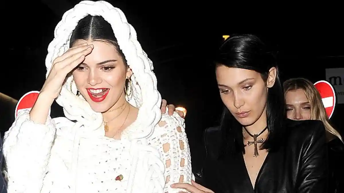 Kayak Nenek-nenek! Kendall Jenner Pamer Gigi Emas Saat Nongkrong Bareng Bella Hadid