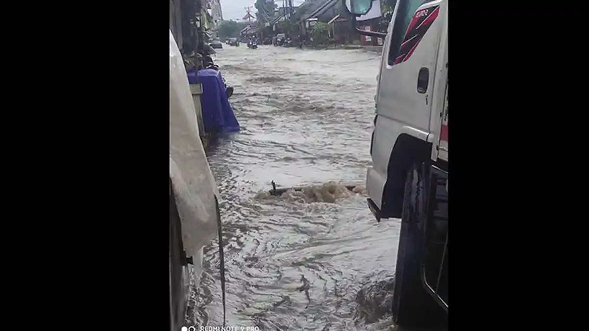BREAKING NEWS - Desa Blahkiuh, Abiansemal Badung Banjir, Warga: Jalan Seperti Sungai