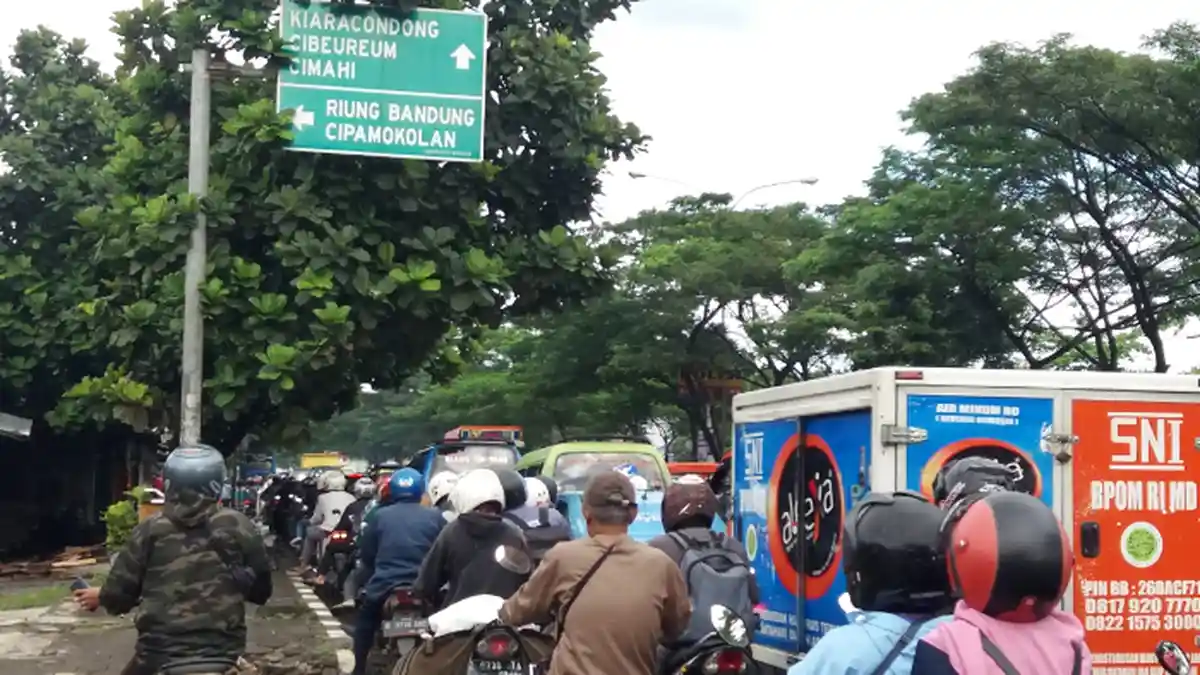 Macet, Jalan Soekarno Hatta Bandung Padat Merayap Pagi Ini